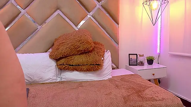 saradaniela_1 live cam preview