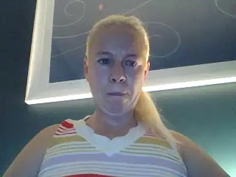 jennyblondeuk live cam preview