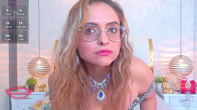 MarilynVega1 live cam on StripChat