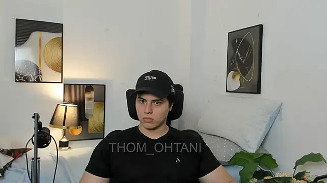 Thom_Ohtani live cam on StripChat