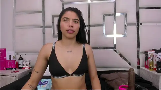 AuroraHoney32 live cam on StripChat