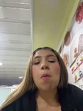 Issa_pink18 live cam on StripChat
