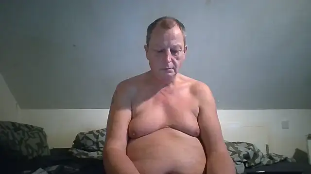 chubbybear2cum live cam on StripChat