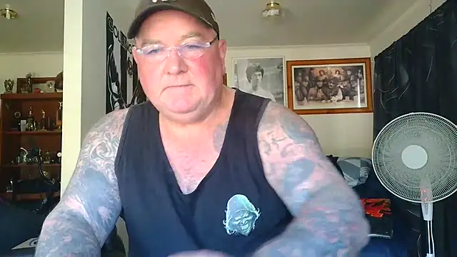 kinkyblueyes69 (M mature) - NAKED CLOTHES OFF