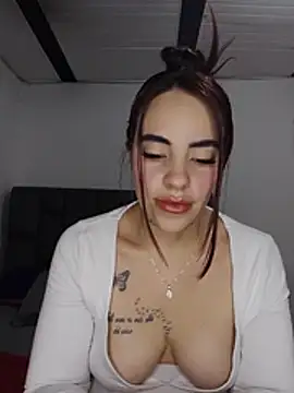 scaarletth15 live cam on StripChat
