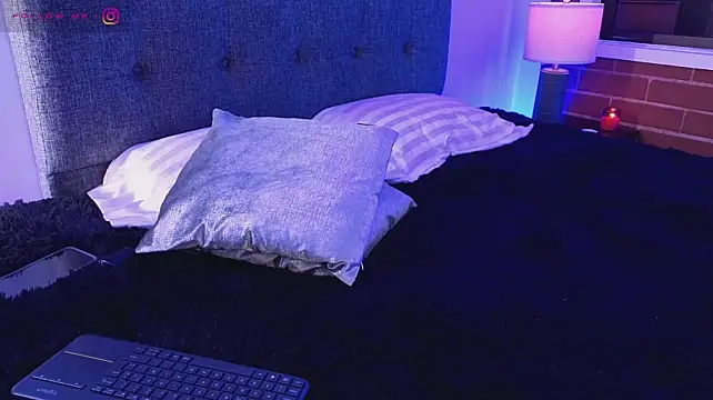 mandi4pole_ live sex cam