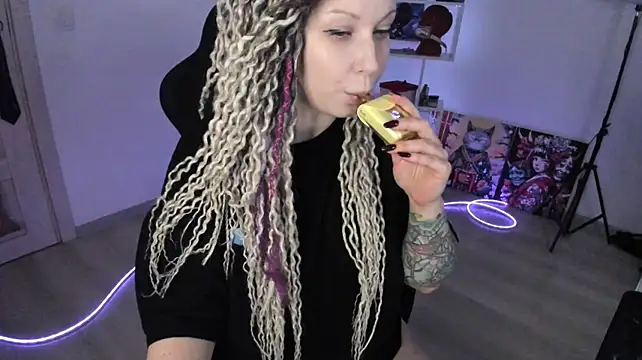 HoneySallyMoore live cam on StripChat