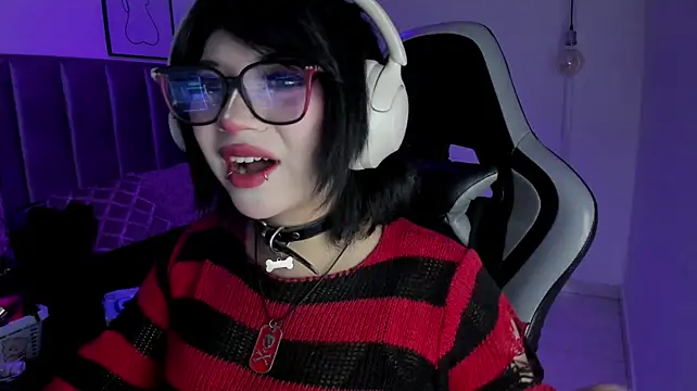 Kitty_Gang live cam on StripChat