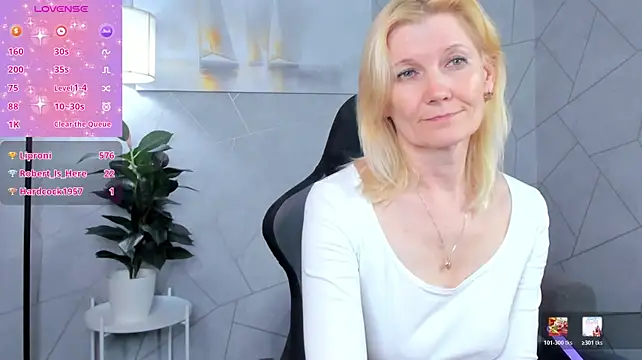 Julie_Lucas webcam