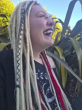 PinkTheHawk live cam preview