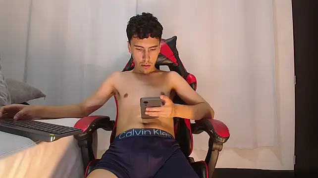 MaxLeons live cam on StripChat