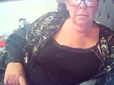 Playful_MILF_Demi live cam preview