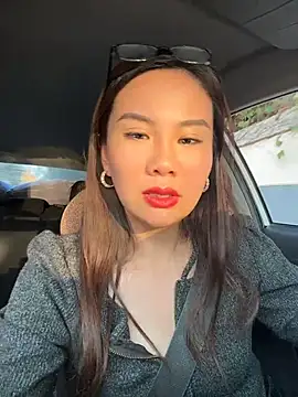 Yioyio-666 live cam on StripChat