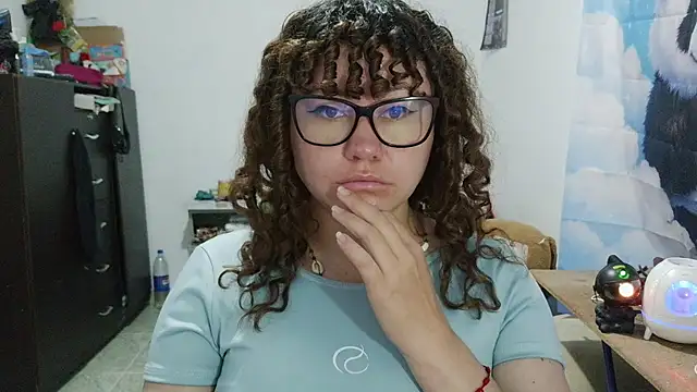 curly_greeneyed