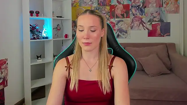 ElaraVoltage live cam on StripChat