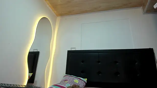 BustyGlow live cam on StripChat