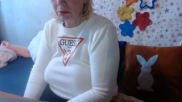 QueenLana live cam on StripChat