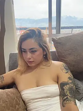 Kiki_11 live cam on StripChat