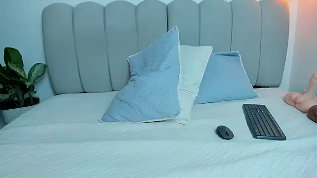 EmmaBoyd live cam preview