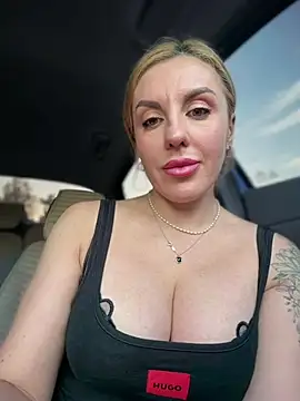 MilfNextDoor20 webcam