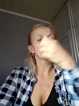 MiaLove183 live cam preview