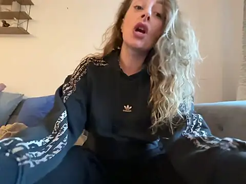 hornyhollyx live cam preview