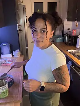 SweetPetiteNoir live sex cam