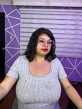MiiaaJoness live cam on StripChat