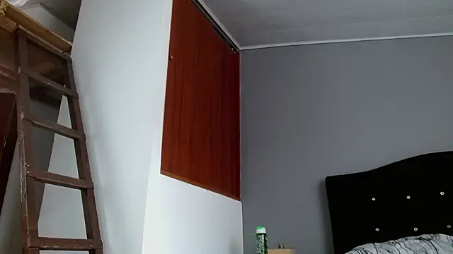 Emilia_1995 live cam preview