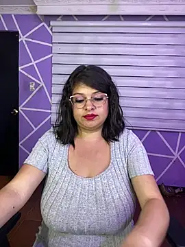MiiaaJoness live cam on StripChat