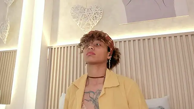 daiana_curly