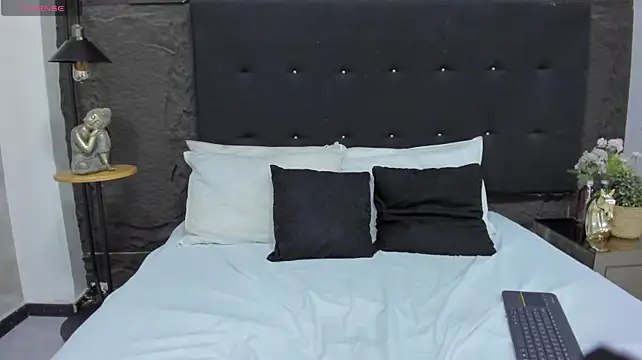 KattieTylor live cam on StripChat