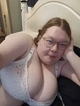 Sexycurvyemilyy live cam preview