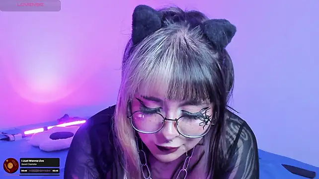 Hallucigenia_ live cam on StripChat