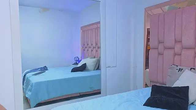 LyraenBlue live cam preview