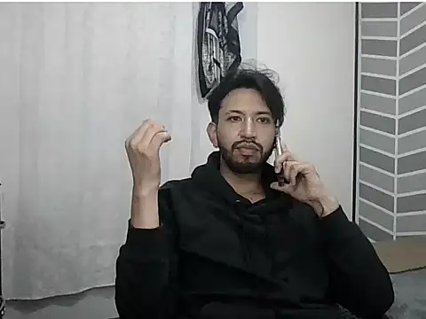 thomass1018 live cam on StripChat