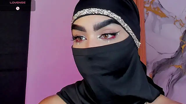 Show de webcam en vivo con Maissa_Alabi - Juguetes Lovense interactivos disponibles