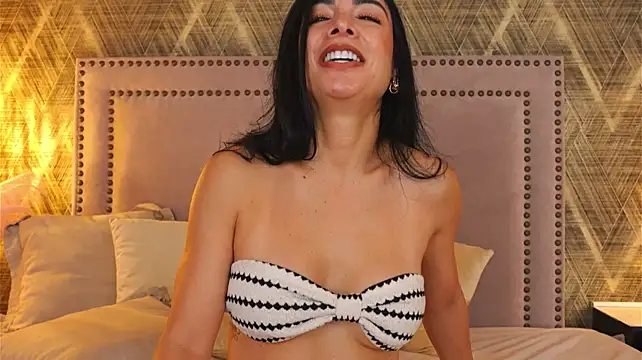 ChiaraWillow live cam on StripChat