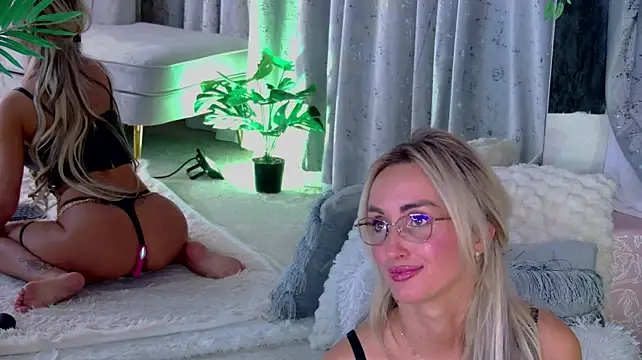 IsabelleEthan live cam on StripChat