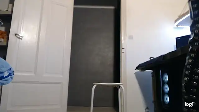 COCK-HUNGRY-BITCH live cam preview