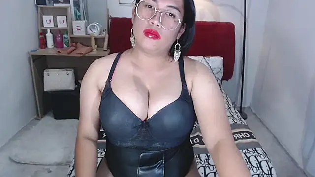 hugecockpaula live cam on StripChat