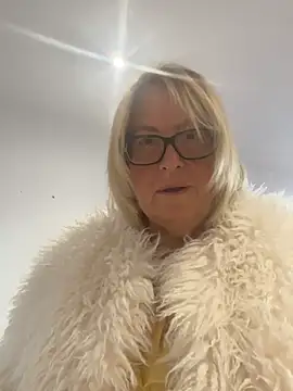 MoistCurveyChanel webcam