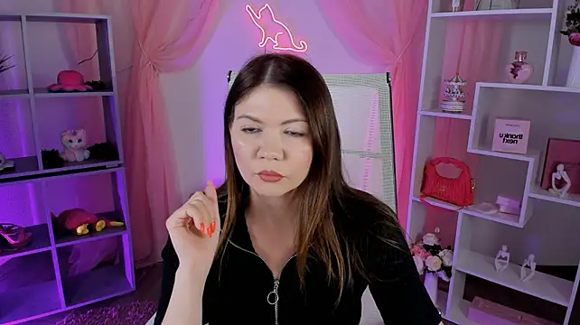ElaraWynne live cam on StripChat