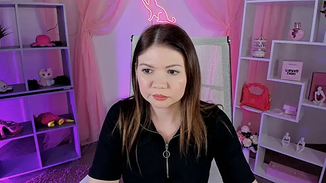 ElaraWynne live cam on StripChat