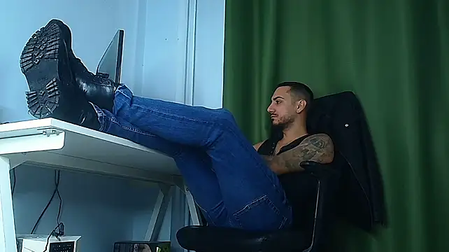 AndrewBanner live cam on StripChat
