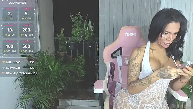 Queen_Morena live cam on StripChat