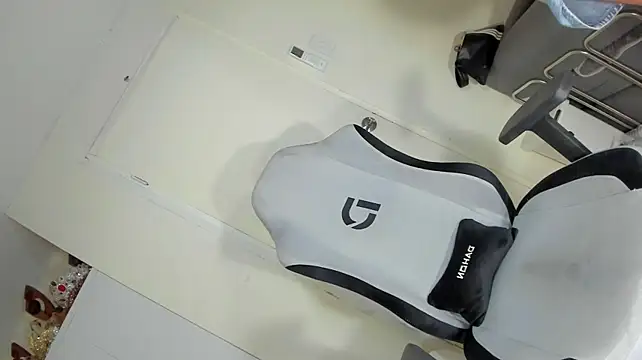 Lovable_with_bigsurprise live sex cam