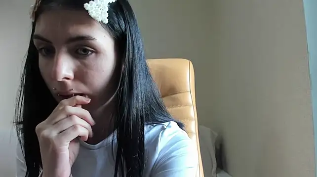 ErlinaBuoy live cam on StripChat