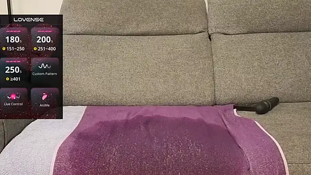 Lapetitefrenchie83 live cam preview