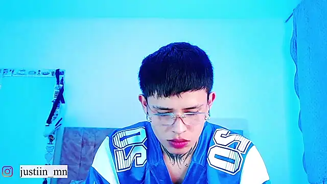 _justinmoon2 live cam on StripChat